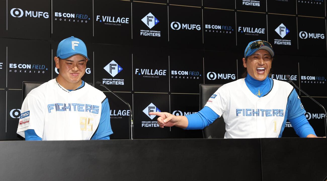 日本ハム対ロッテ　支配下登録され会見する常谷拓輝（左）と新庄剛志監督（撮影・黒川智章）