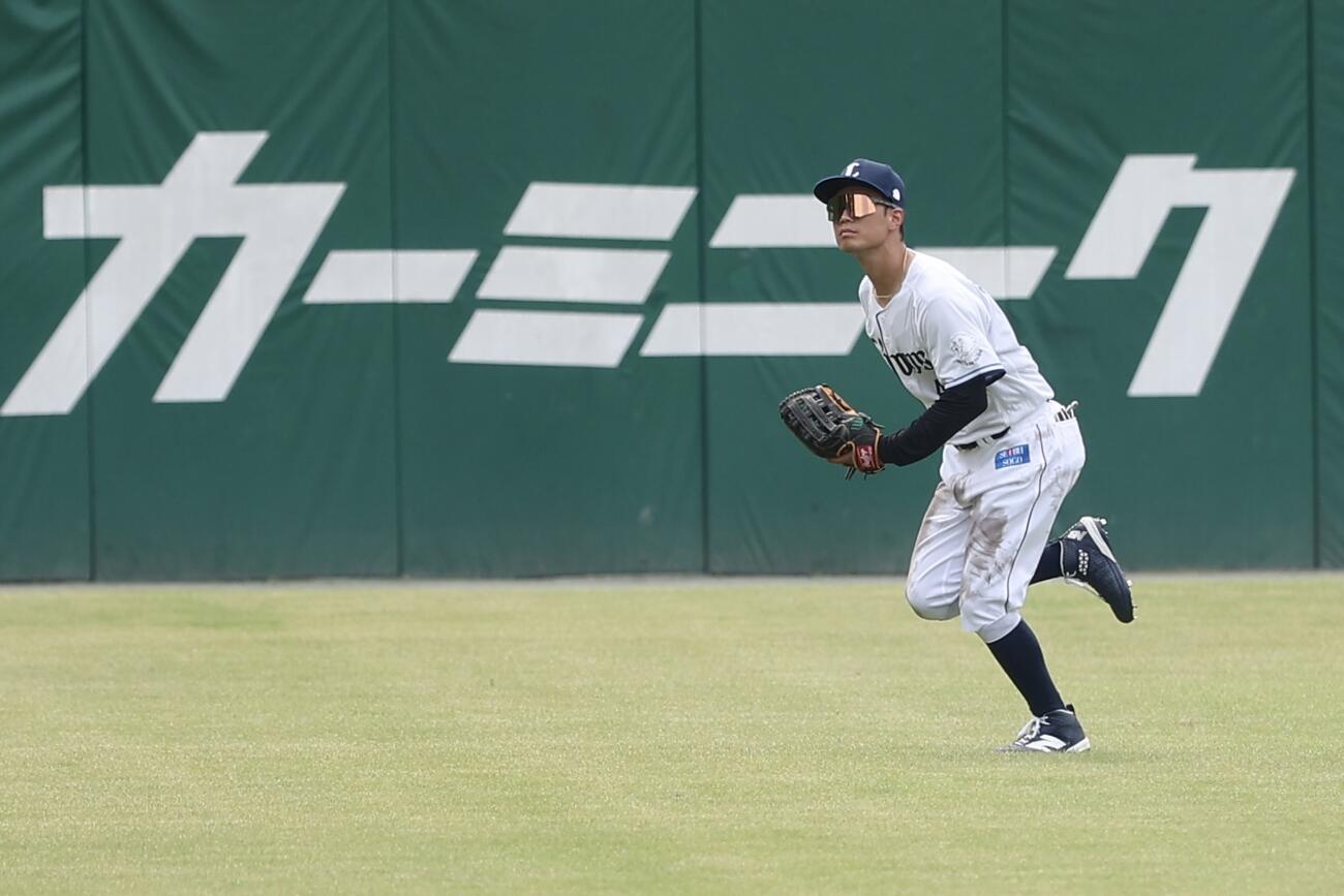 西武対ハヤテ　4回表、守備に入る若林楽人（撮影・河田真司）