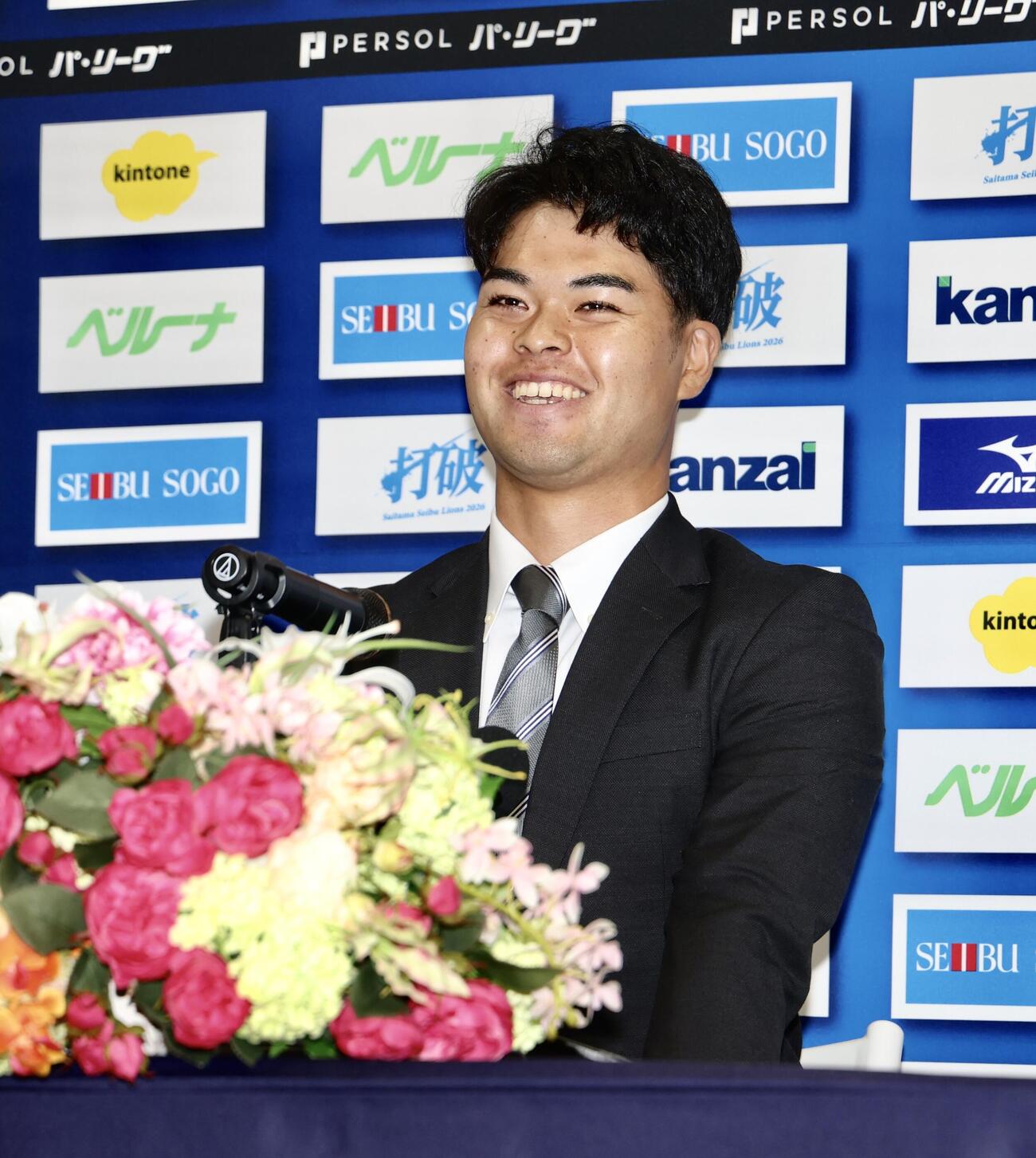 支配下登録会見で笑顔を見せる西武是沢涼輔（撮影・河田真司）