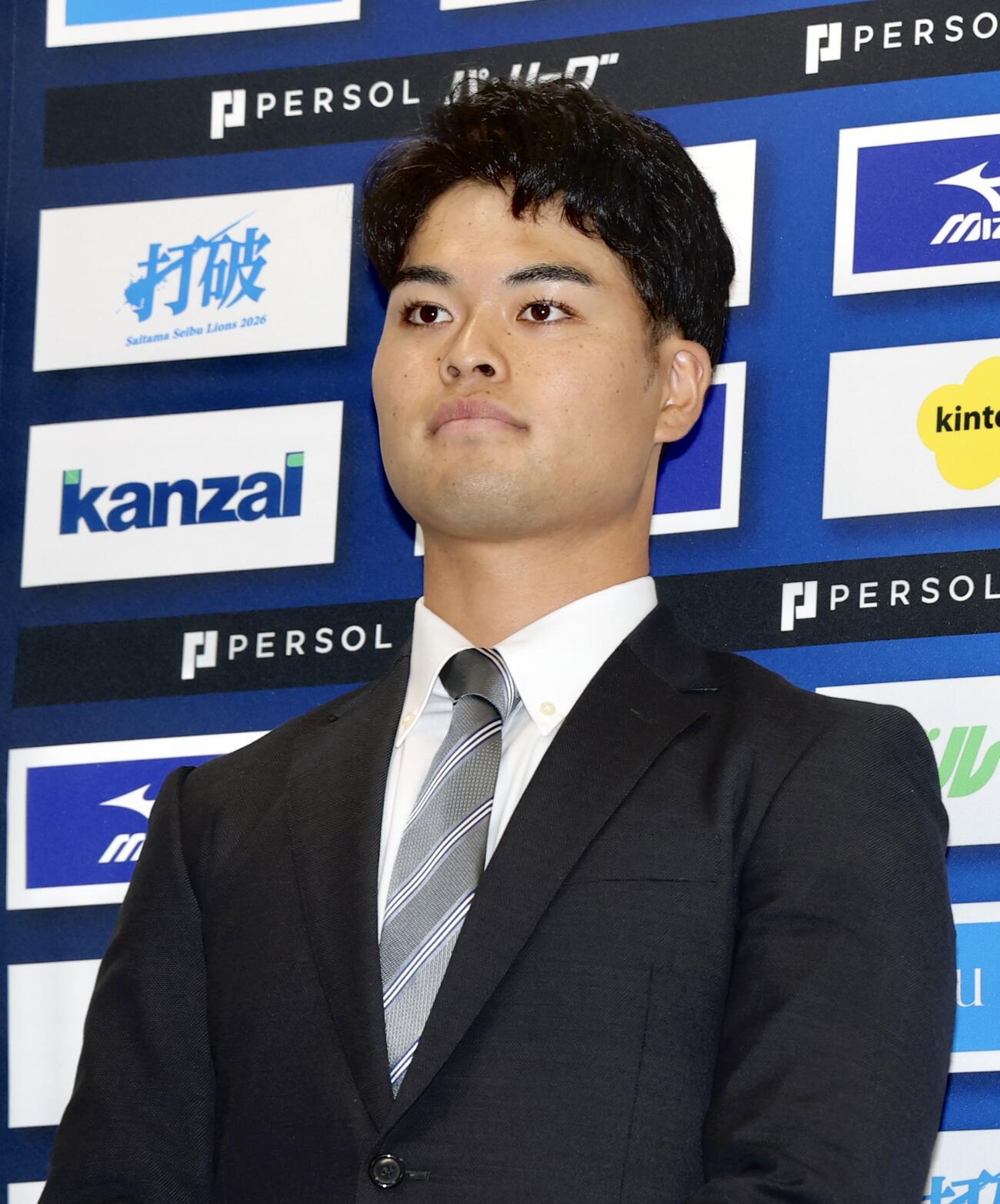 支配下登録会見にネクタイ姿で臨む西武是沢涼輔（撮影・河田真司）