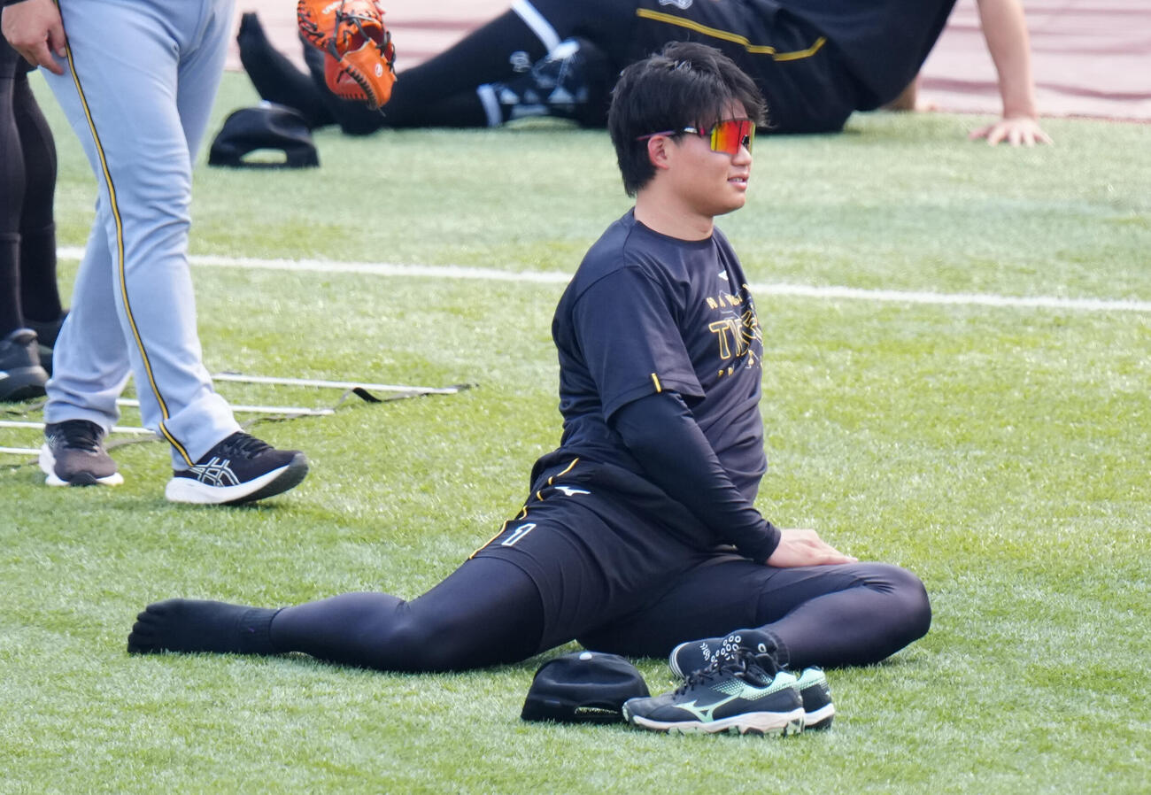 ヤクルト対阪神　試合前練習で体を動かす阪神森下翔太（撮影・鈴木みどり）
