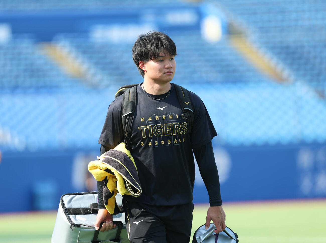 ヤクルト対阪神　球場入りする阪神森下翔太（撮影・増田悦実）