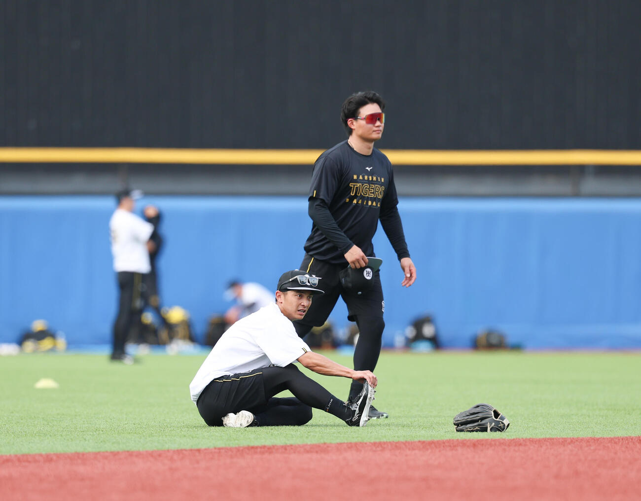 ヤクルト対阪神　ストレッチをする阪神熊谷敬宥（下）と森下翔太（撮影・増田悦実）