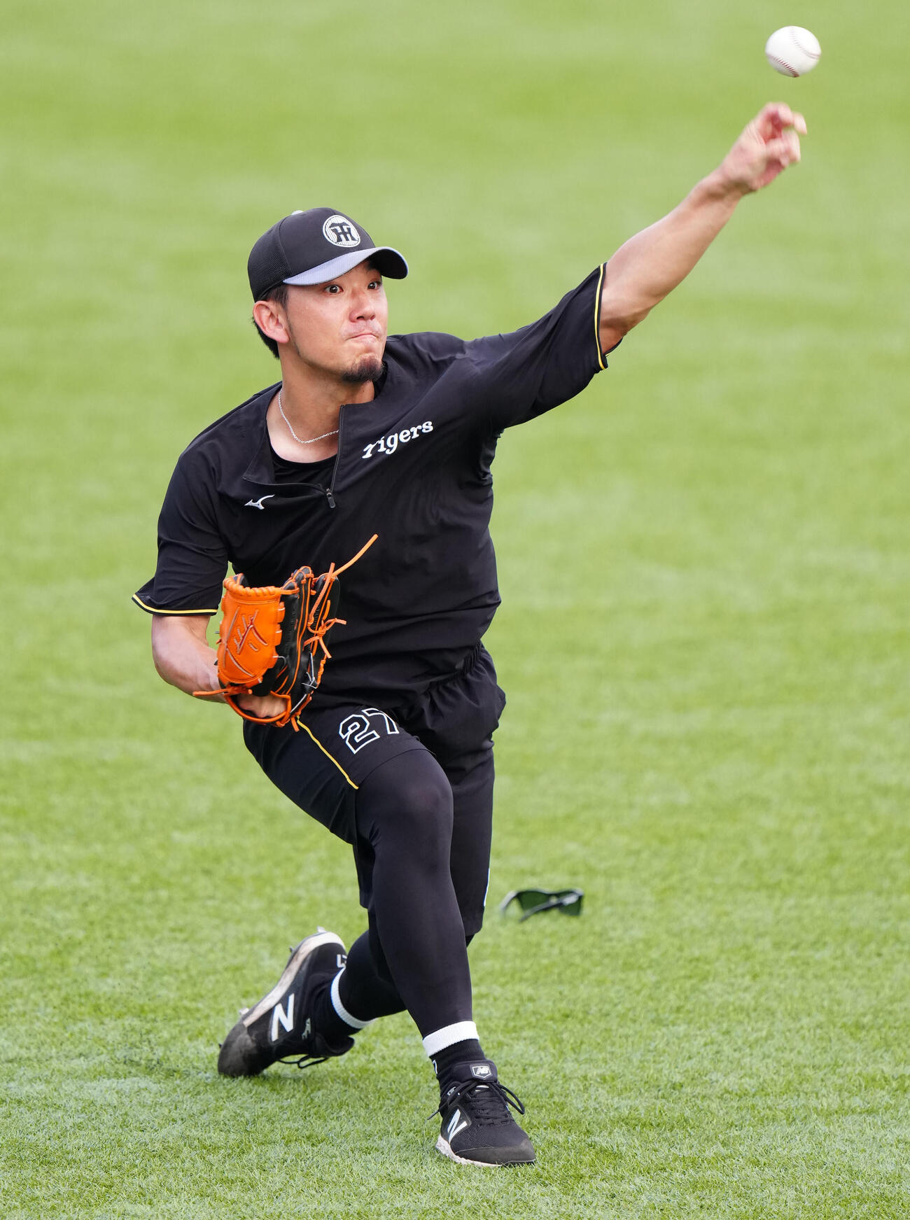 ヤクルト対阪神　試合前練習でキャッチボールする阪神伊藤将司（撮影・鈴木みどり）