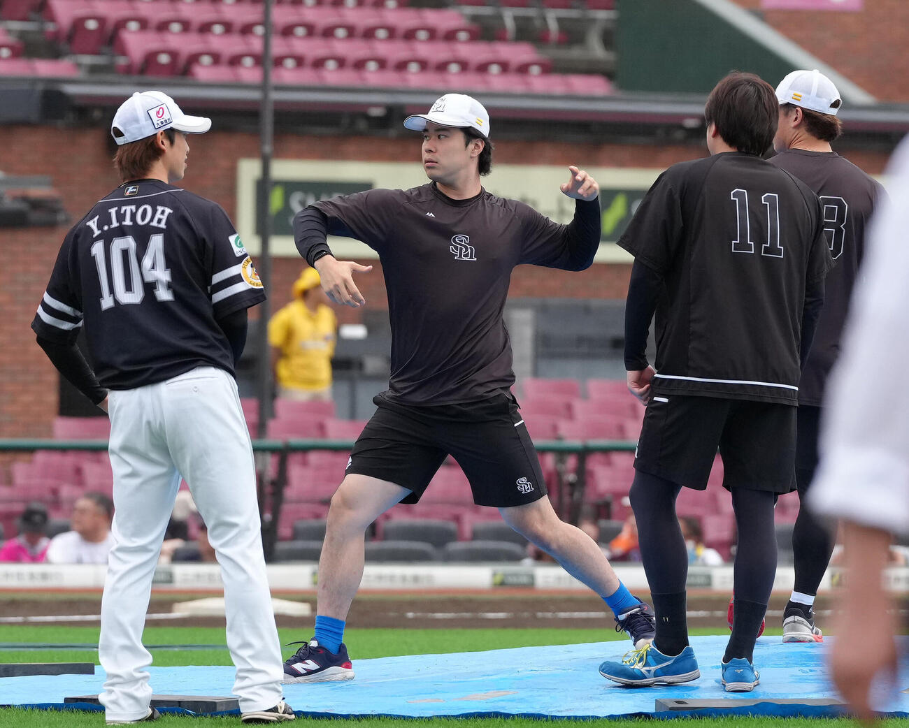 楽天対ソフトバンク　試合前、マウンドの感触を確かめるソフトバンク松本晴（撮影・足立雅史）