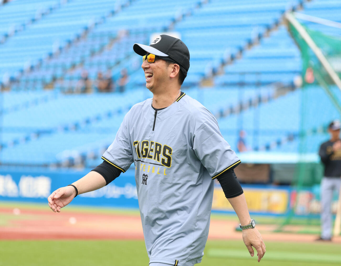 ヤクルト対阪神　選手に声をかけ笑顔を見せる阪神藤川球児監督（撮影・増田悦実）