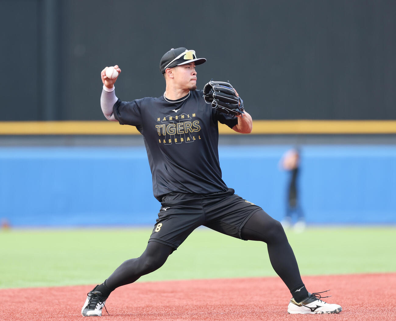 ヤクルト対阪神　ノックを受ける阪神佐藤輝明（撮影・増田悦実）