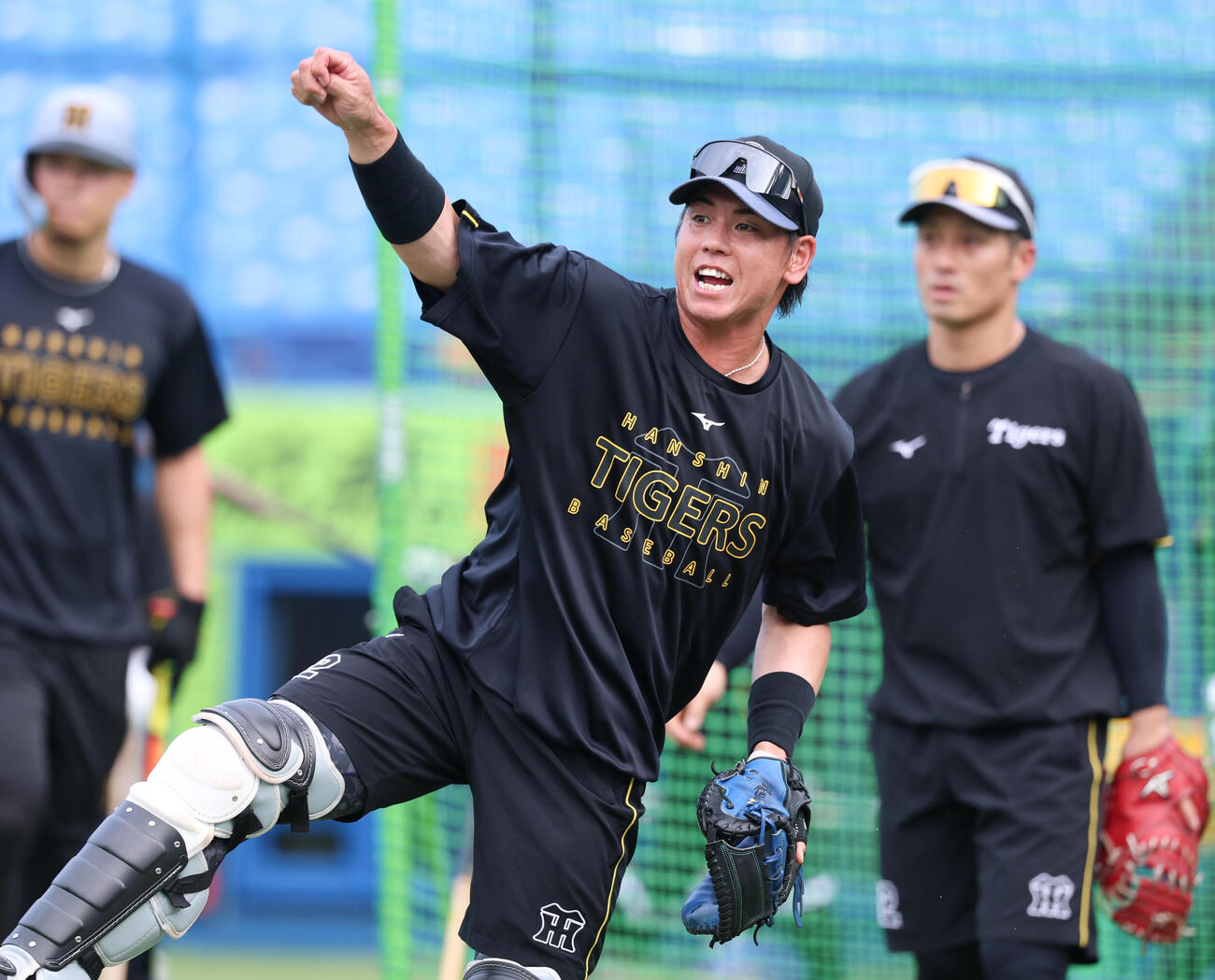 ヤクルト対阪神　送球練習をする阪神梅野隆太郎（撮影・増田悦実）