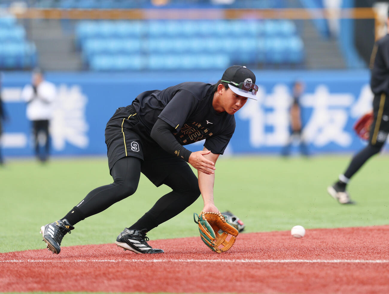 ヤクルト対阪神　ノックを受ける阪神立石正広（撮影・増田悦実）