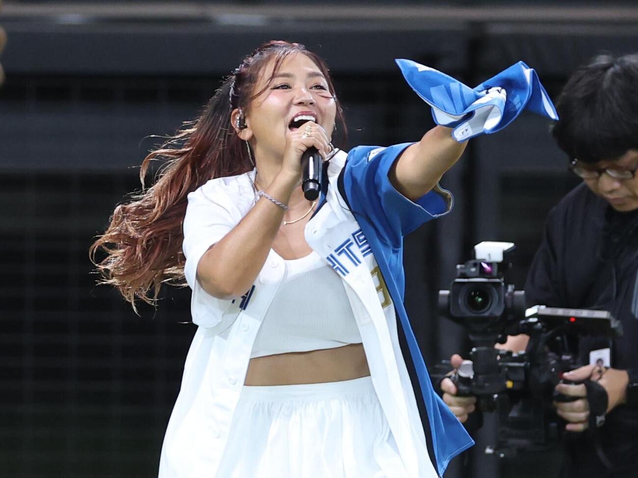 日本ハム対ロッテ　ミニライブをするMINMI（撮影・黒川智章）