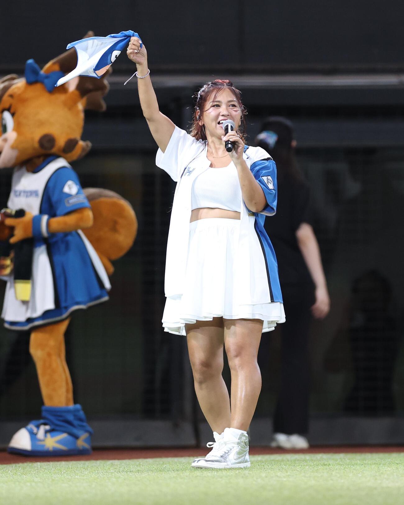 日本ハム対ロッテ　ミニライブをするMINMI（撮影・黒川智章）