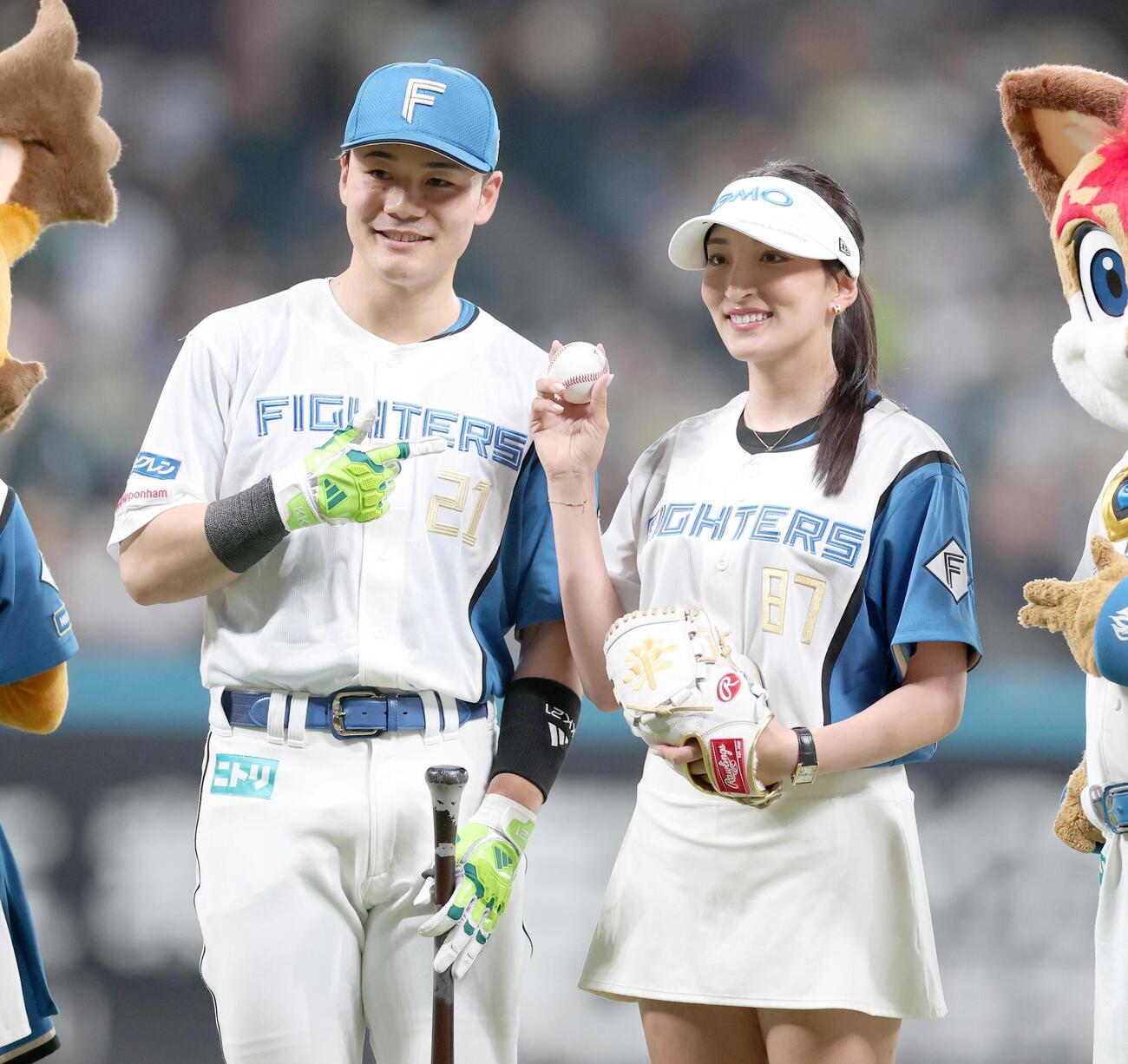 日本ハム対ロッテ　ファーストピッチセレモニーで投球し清宮幸太郎と記念撮影する女子プロゴルファーの脇元華I（撮影・黒川智章）