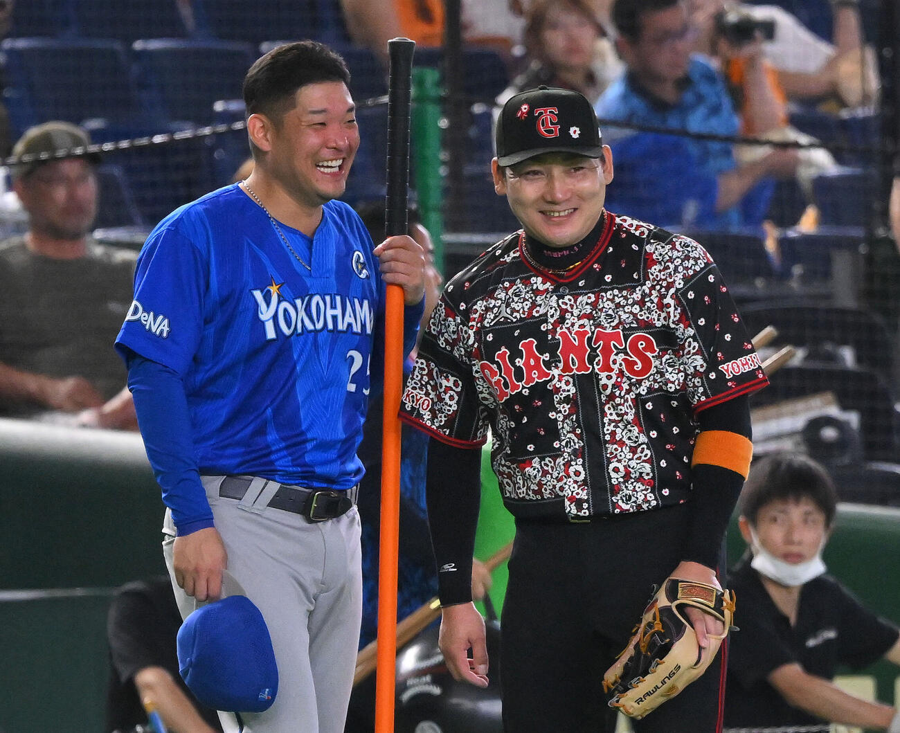 巨人対DeNA　試合前に談笑するDeNA筒香嘉智（左）と巨人丸佳浩（撮影・滝沢徹郎）
