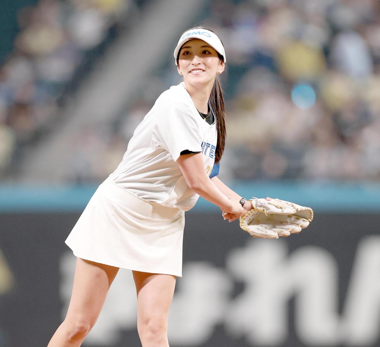 日本ハム対ロッテ　ファーストピッチセレモニーで投球する女子プロゴルファーの脇元華I（撮影・黒川智章）