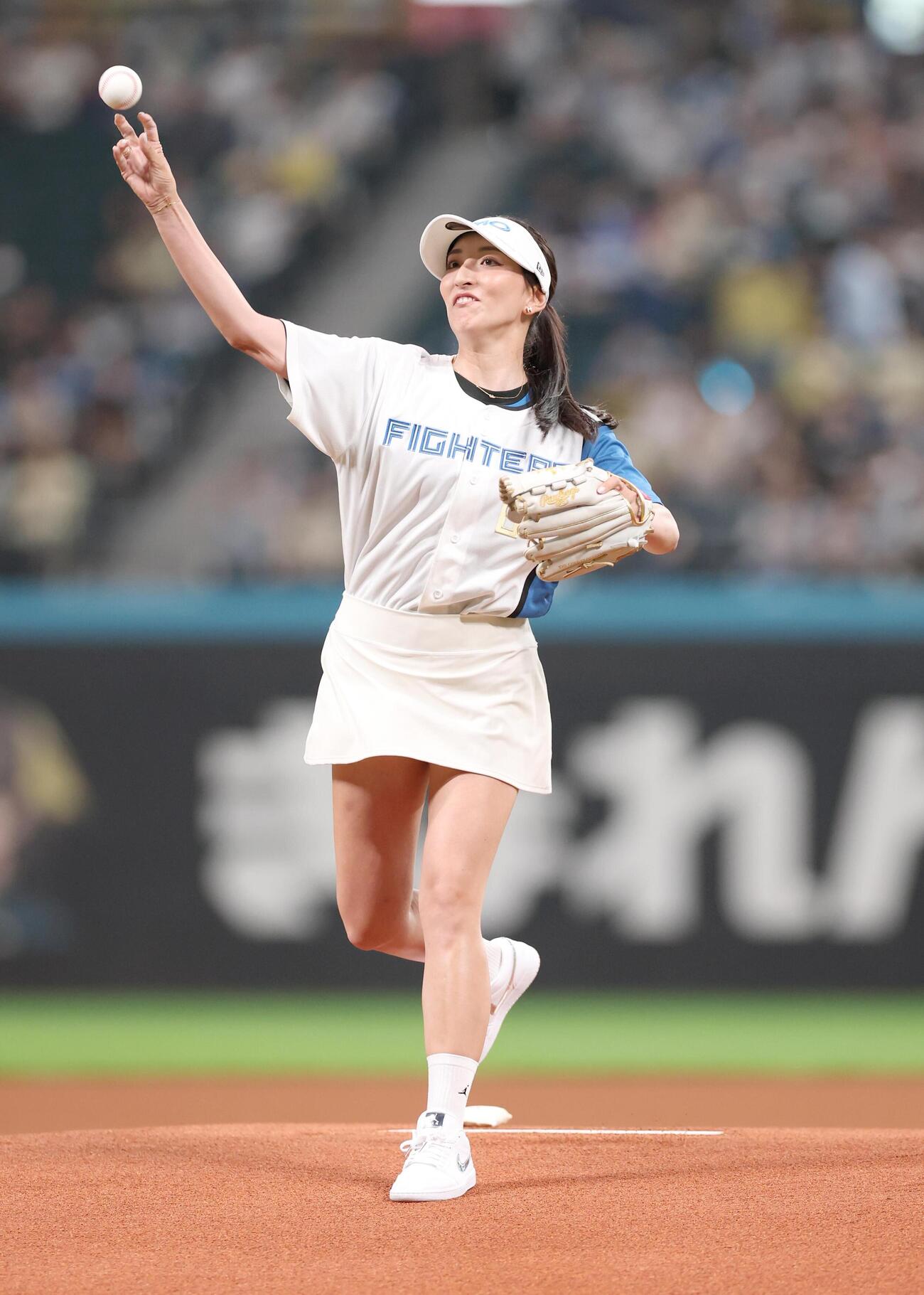 日本ハム対ロッテ　ファーストピッチセレモニーで投球する女子プロゴルファーの脇元華I（撮影・黒川智章）