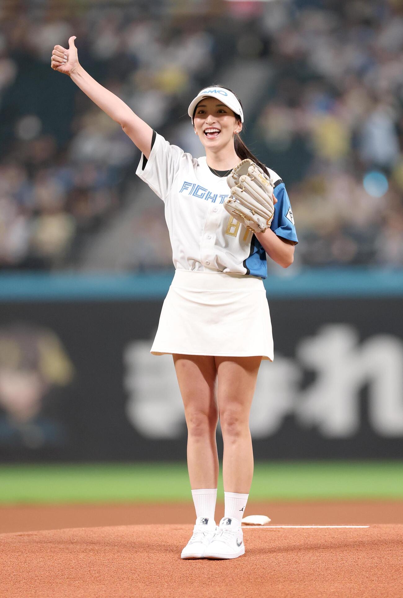 日本ハム対ロッテ　ファーストピッチセレモニーで投球する女子プロゴルファーの脇元華I（撮影・黒川智章）