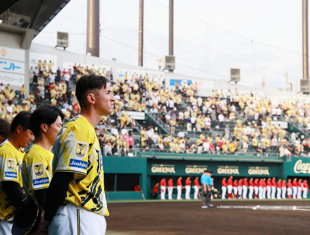 ファーム・リーグ阪神対広島　熊本地震の被災者に対し黙祷する選手ら（撮影・上山淳一）