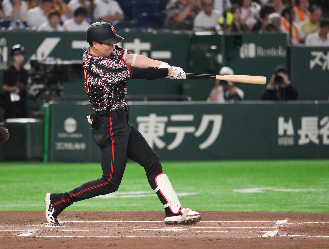 巨人対DeNA 1回裏巨人1死、松本剛は先制ソロ本塁打を放つ（撮影・滝沢徹郎）