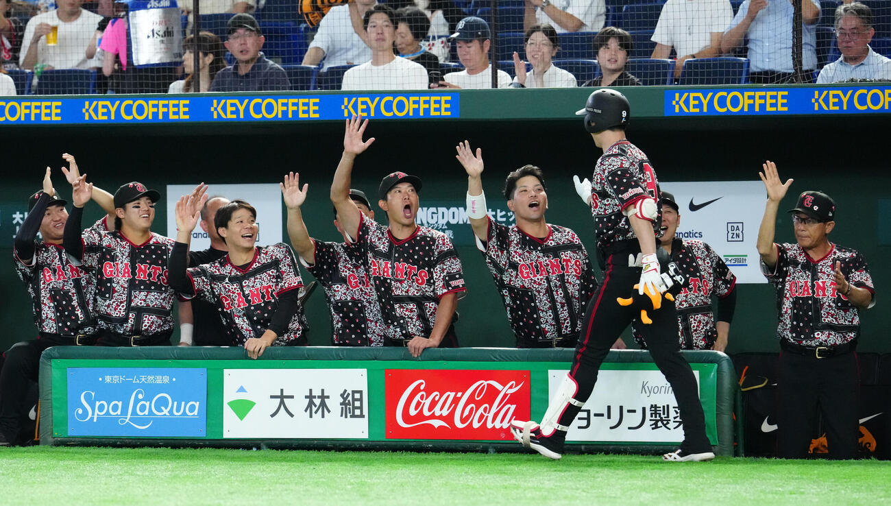 巨人対DeNA 1回裏巨人1死、先制本塁打を放った松本剛（手前）とタッチを交わす選手たち（撮影・江口和貴）