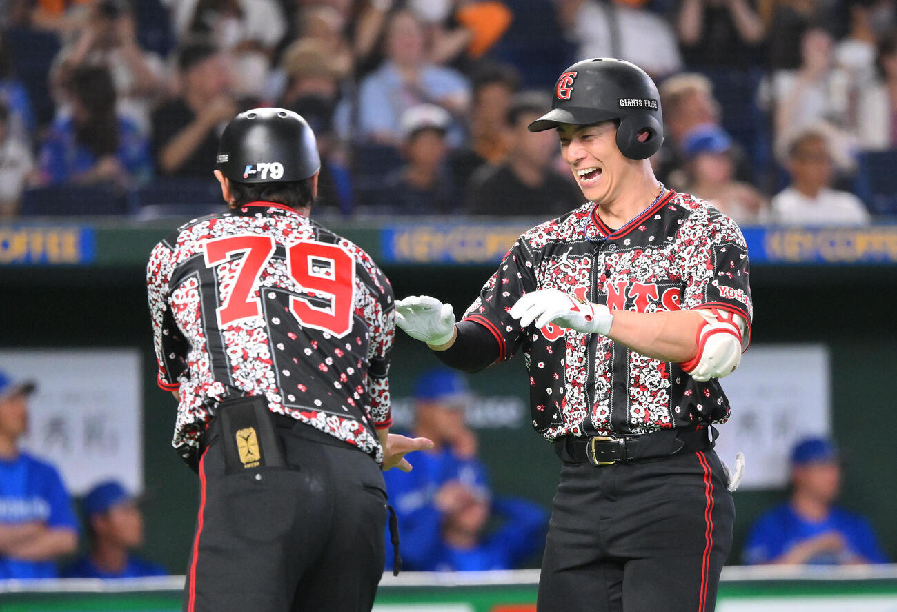 巨人対DeNA 1回裏巨人1死、松本剛（右）は先制ソロ本塁打を放ち笑顔でタッチを交わす（撮影・滝沢徹郎）