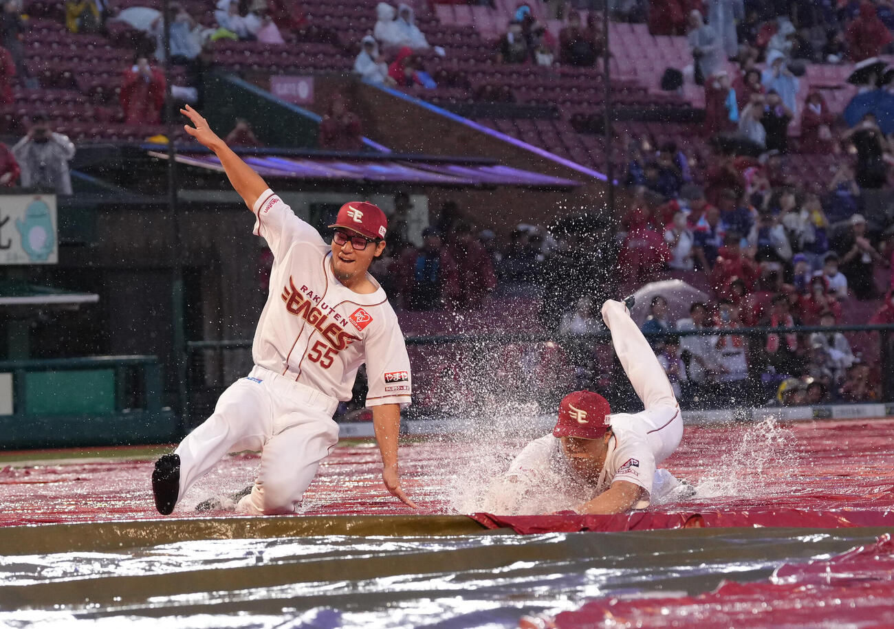 楽天対ソフトバンク　試合中止となり雨中のスライディングを披露するYG安田（左）と武藤敦貴（撮影・足立雅史）