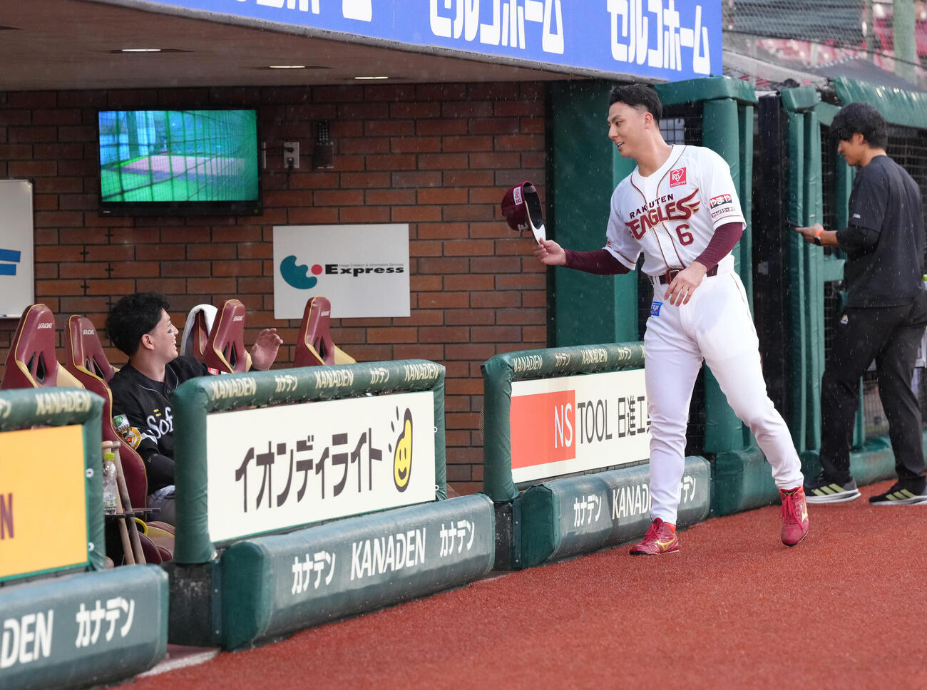 楽天対ソフトバンク　試合開始が遅れる中、ソフトバンクベンチ前で栗原陵矢（左）らと話す楽天村林一輝（撮影・足立雅史）
