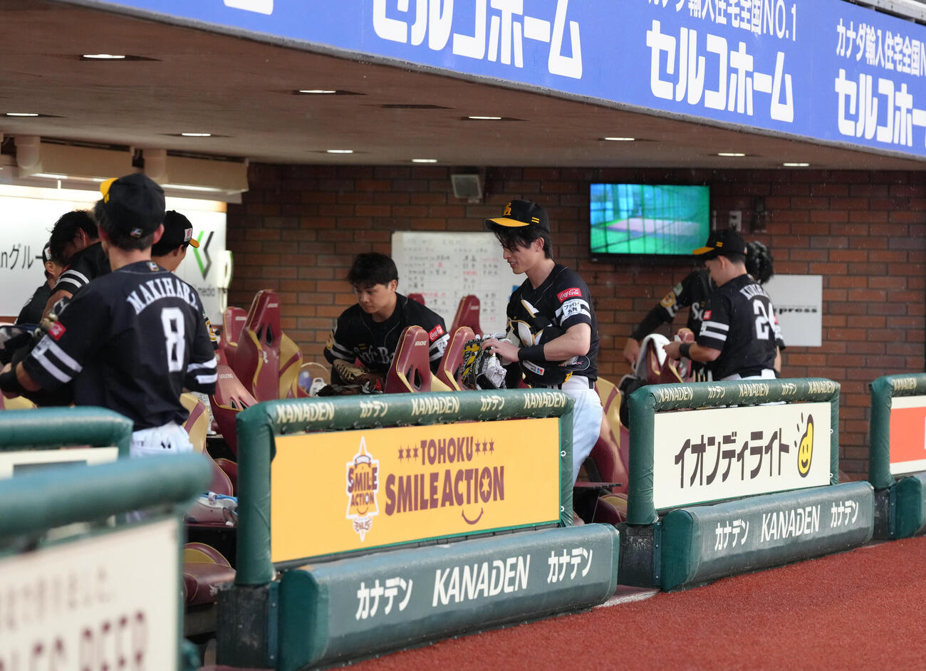 楽天対ソフトバンク　雨天で試合が中止となり引き揚げるソフトバンク周東佑京（中央）ら（撮影・足立雅史）