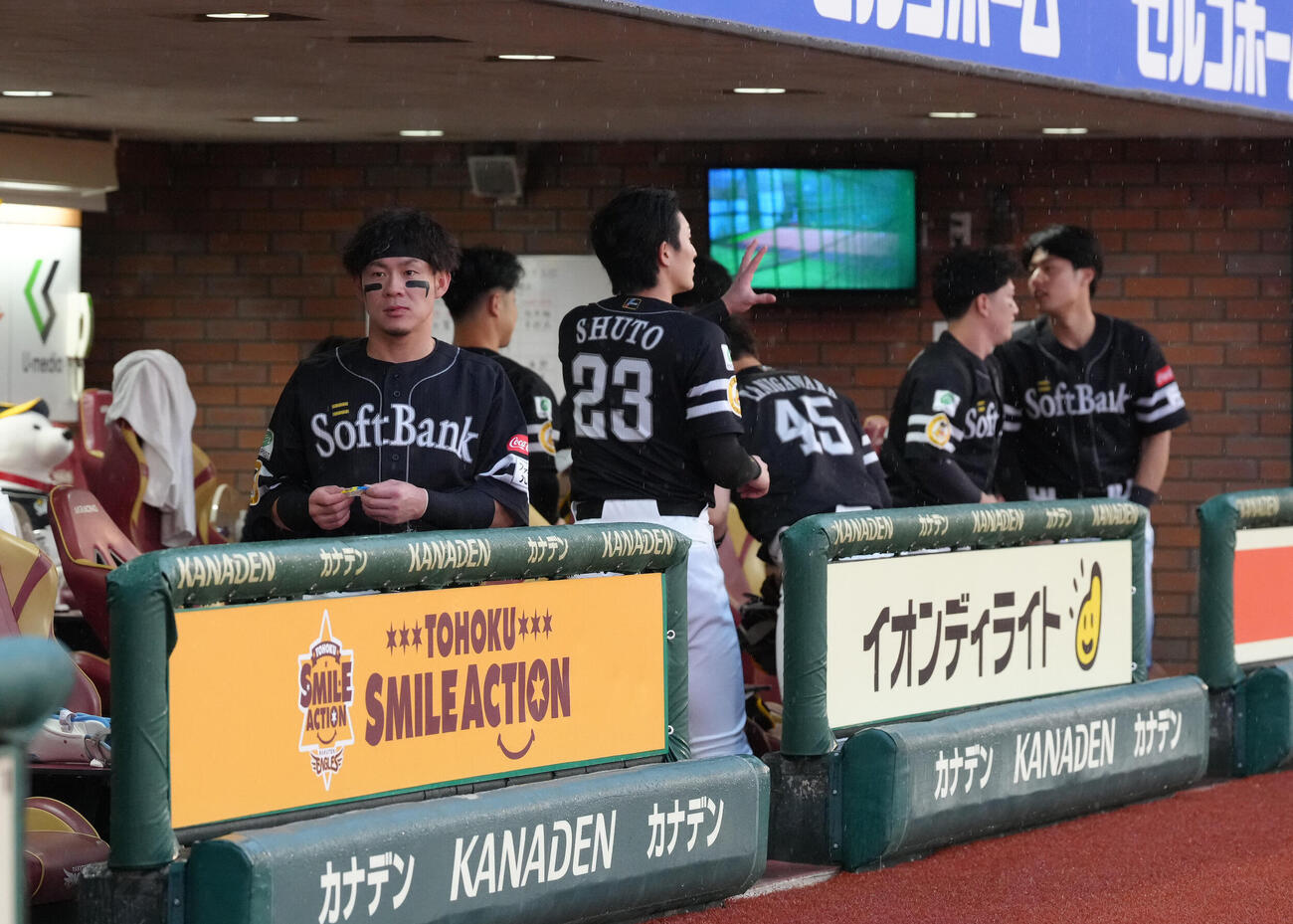 楽天対ソフトバンク　雨天で試合が中止となり引き揚げるソフトバンク牧原大成（左端）ら（撮影・足立雅史）