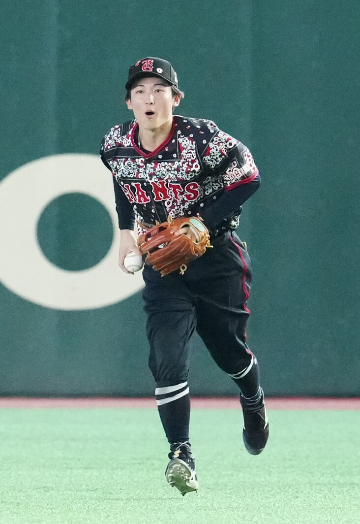 巨人対DeNA 2回表DeNA無死、二飛となったヘラル・エンカーナシオンの打球を捕球した浦田俊輔（撮影・江口和貴）
