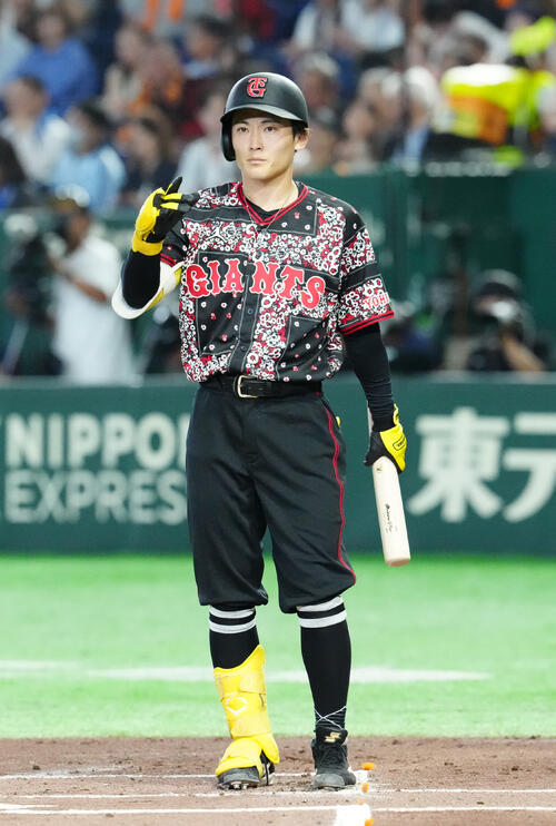 巨人】二塁手の浦田俊輔が右翼で背走キャッチ 前半戦25盗塁でリーグ