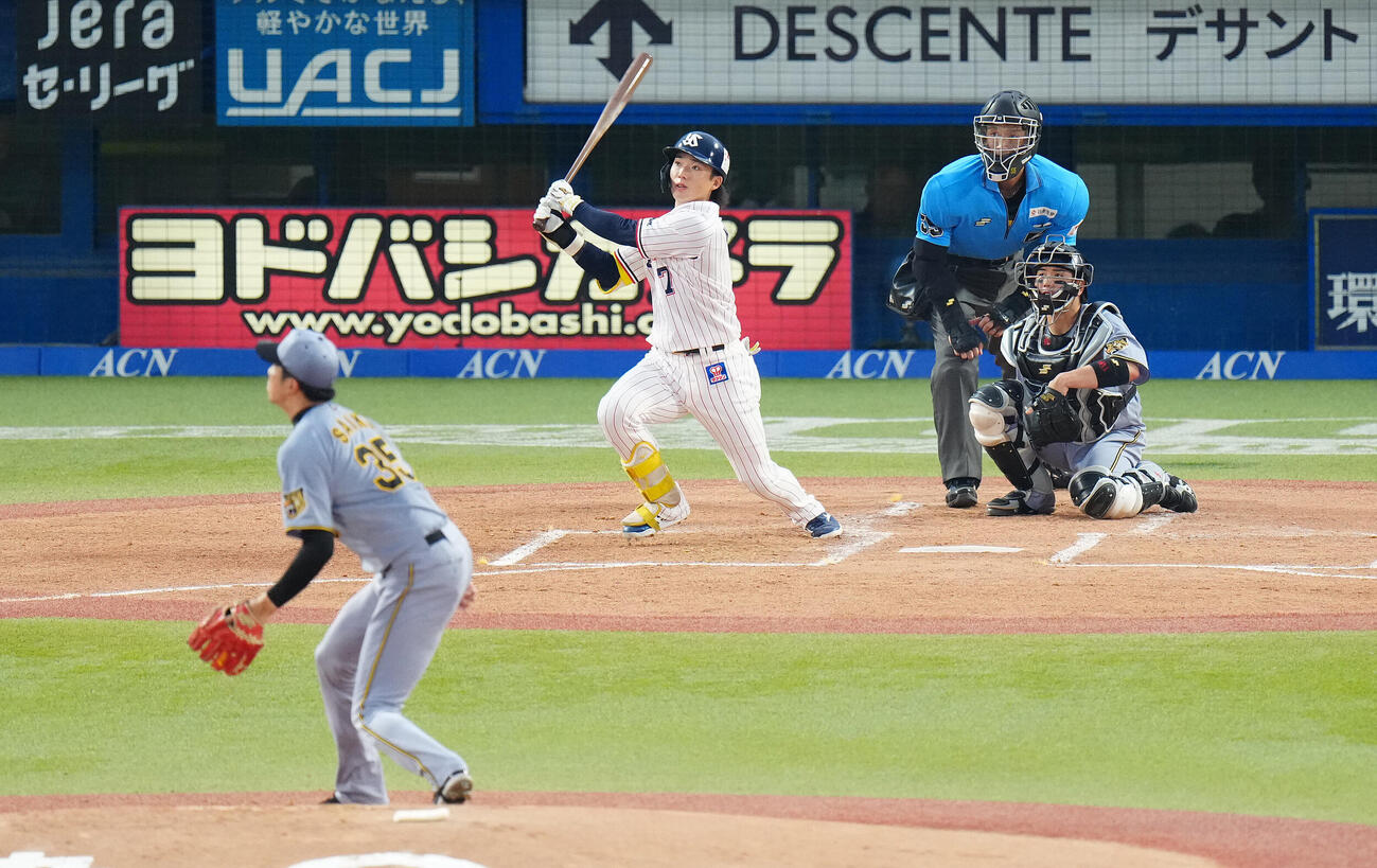ヤクルト対阪神　1回裏ヤクルト無死、先頭打者本塁打を放つ長岡秀樹。投手才木浩人（撮影・鈴木みどり）