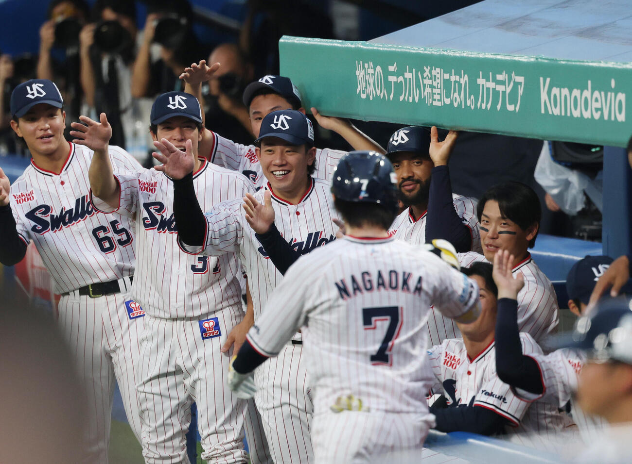 ヤクルト対阪神　1回裏ヤクルト無死、本塁打を放った長岡秀樹を出迎えるヤクルトナイン（撮影・増田悦実）