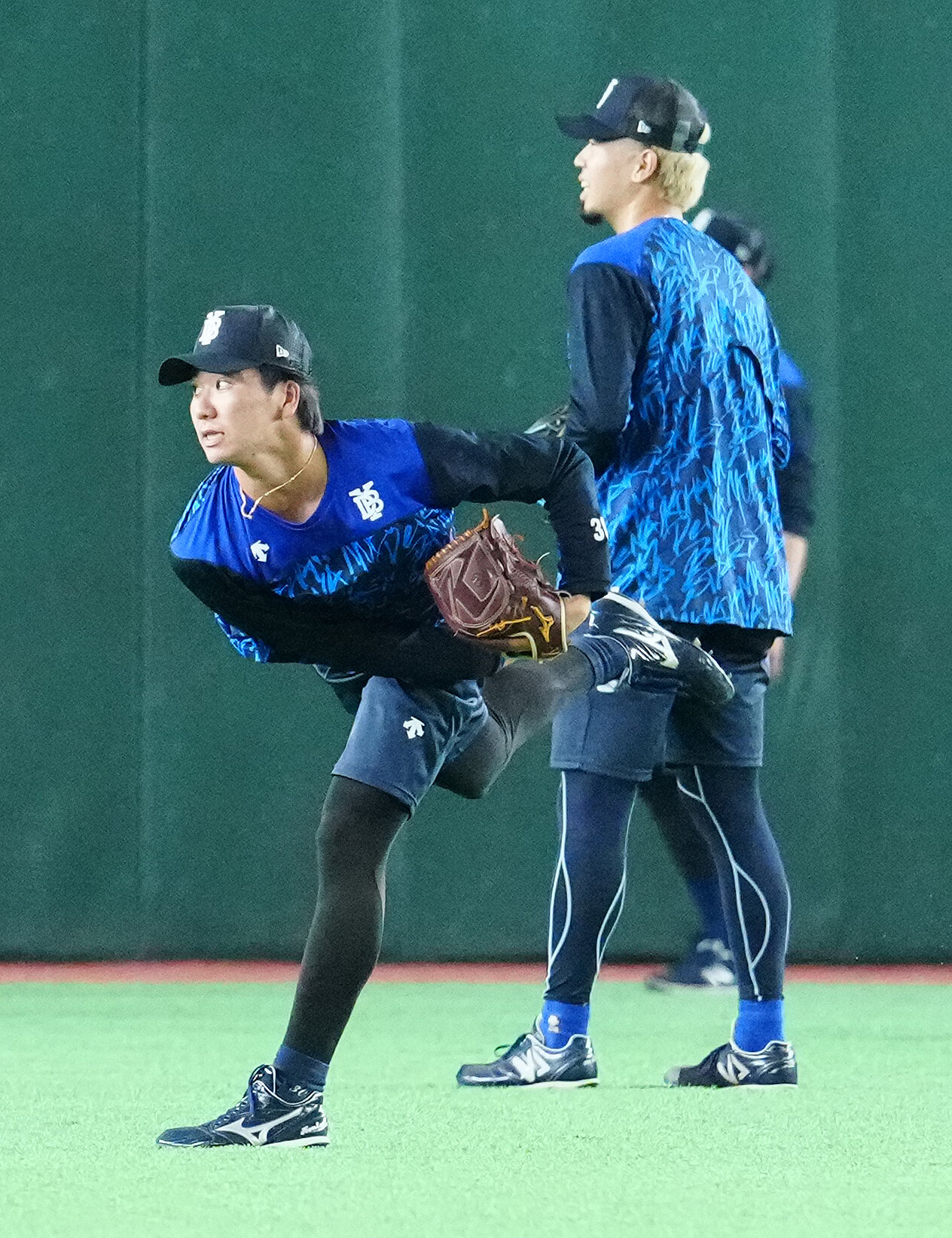 巨人対DeNA　試合前、投球練習するDeNA篠木健太郎（左）（撮影・江口和貴）