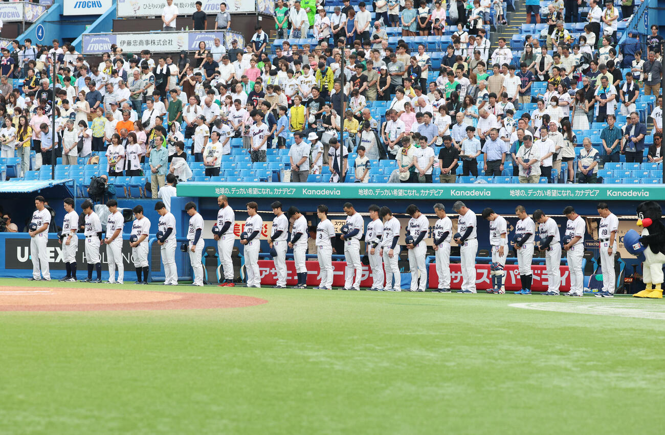 ヤクルト対阪神　試合前、黙とうをするヤクルトナイン（撮影・増田悦実）