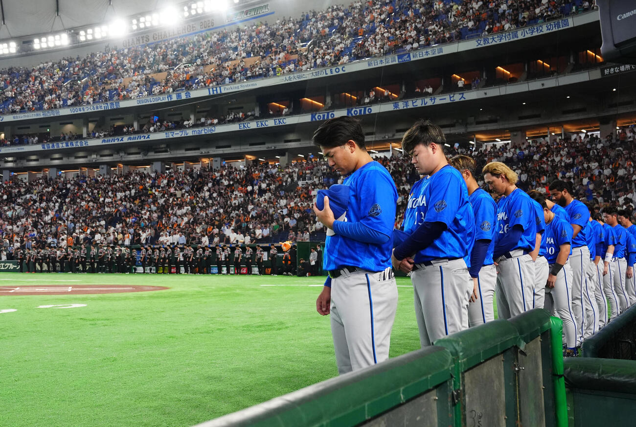 巨人対DeNA　試合前、黙とうするDeNAの選手たち（手前）（撮影・江口和貴）