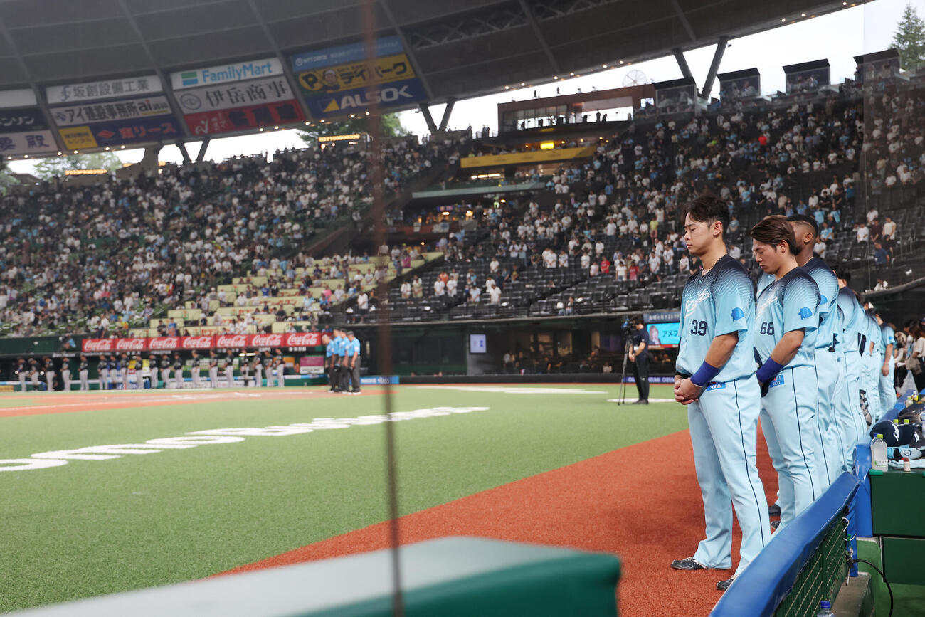 西武対オリックス　開始前、熊本地震の被害者に黙とうが捧げられる（撮影・河田真司）