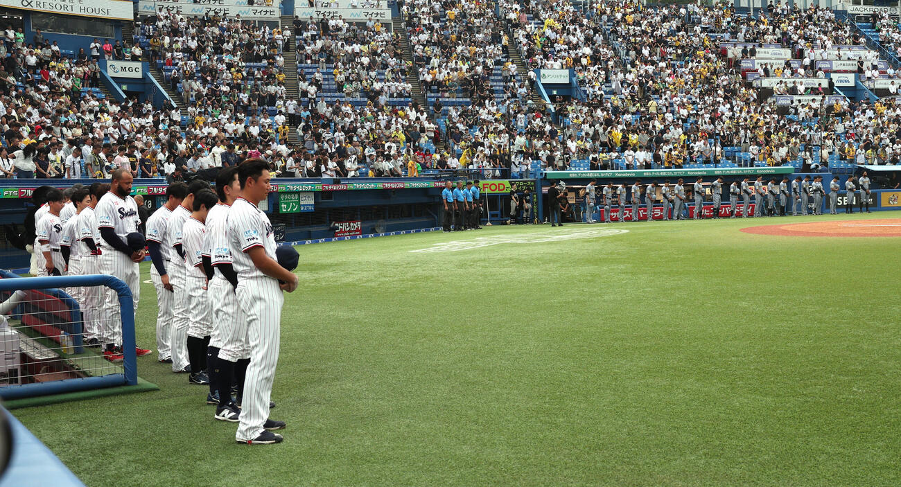 ヤクルト対阪神　試合前、熊本地震の被災者に黙とうを捧げる両軍選手たち（撮影・水谷安孝）