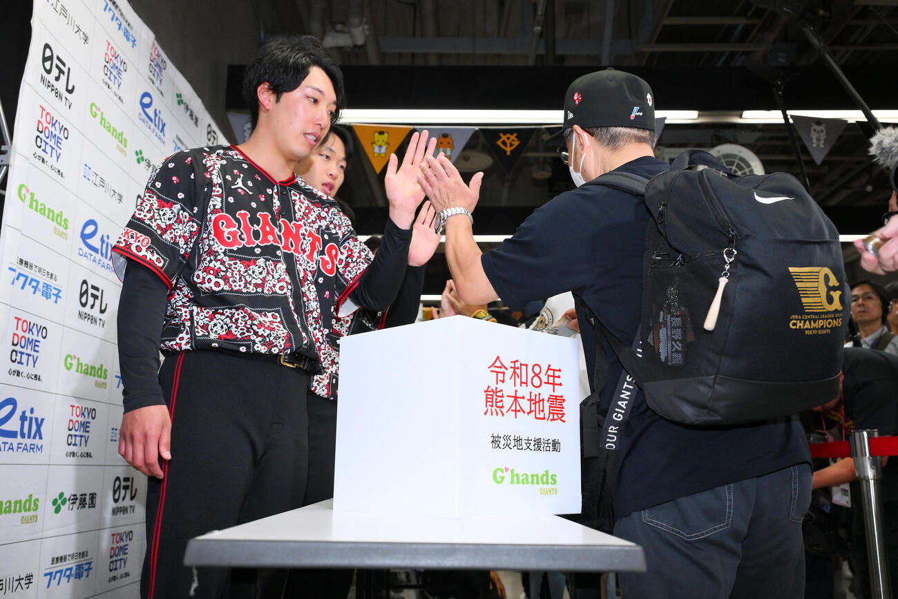 令和8年熊本地震復興支援募金活動を行う巨人赤星優志（左）ら（撮影・滝沢徹郎）