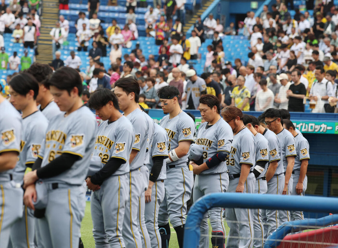 ヤクルト対阪神　試合前、黙とうをする阪神ナイン（撮影・増田悦実）