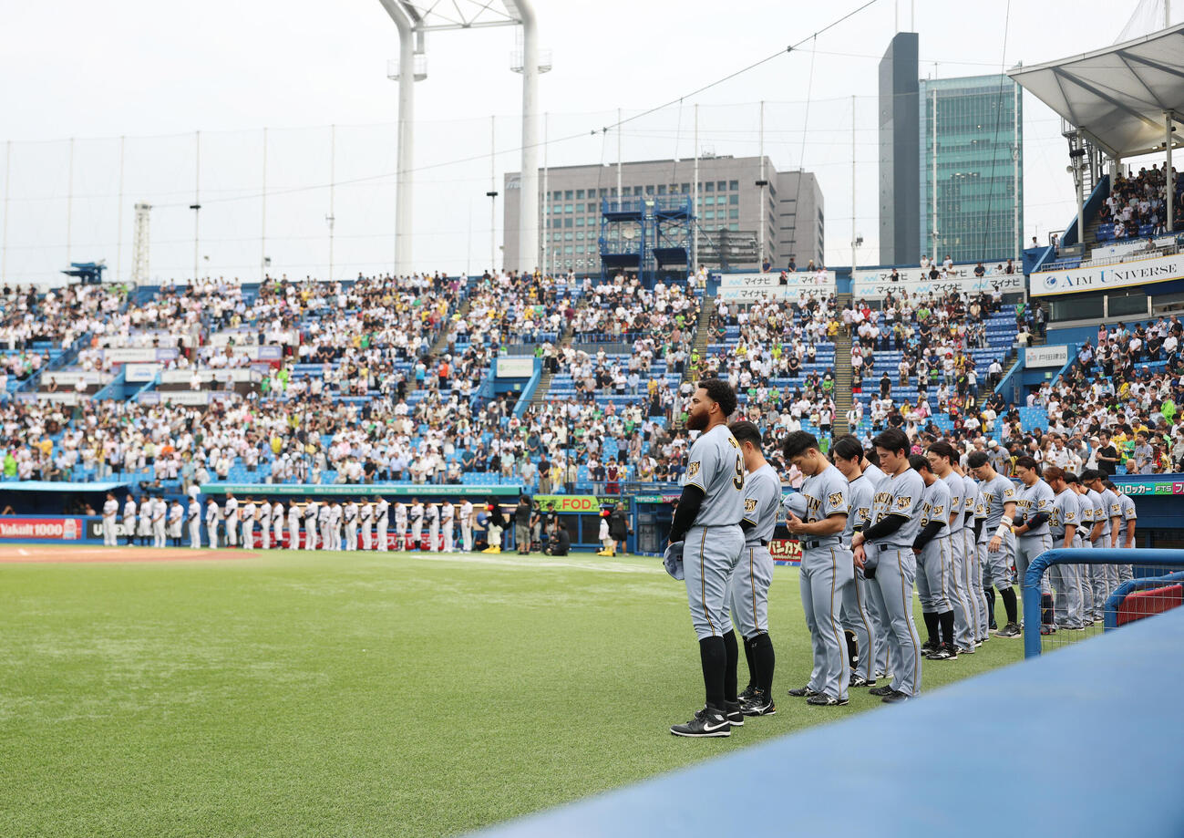 ヤクルト対阪神　試合前、黙とうをする神宮球場（撮影・増田悦実）
