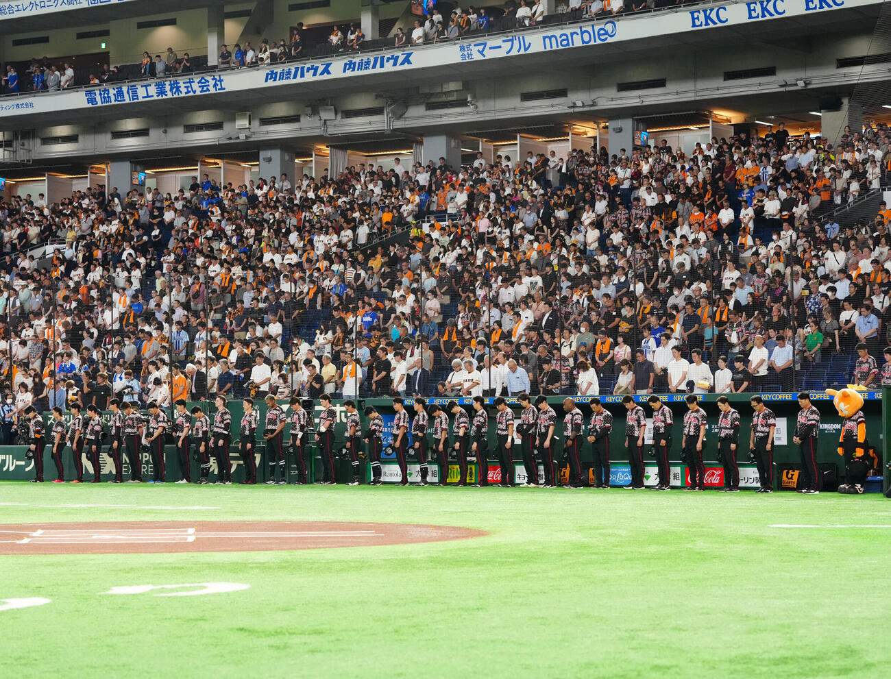 巨人対DeNA　試合前、黙とうする巨人の選手たち（撮影・江口和貴）