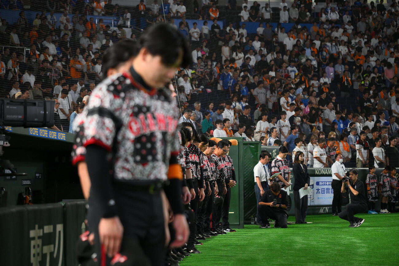 巨人対DeNA　試合前に令和8年熊本地震の被害者に黙とうが捧げられる（撮影・滝沢徹郎）