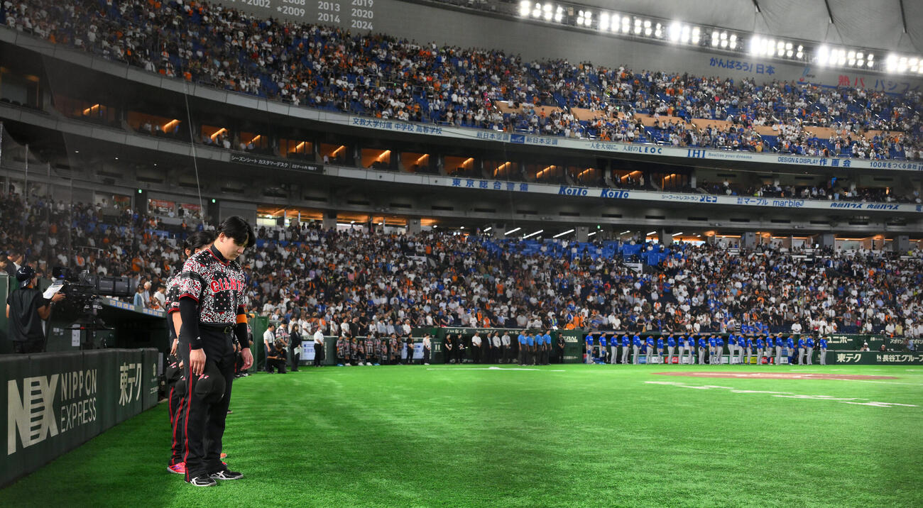 巨人対DeNA　試合前に令和8年熊本地震の被害者に黙とうが捧げられる（撮影・滝沢徹郎）