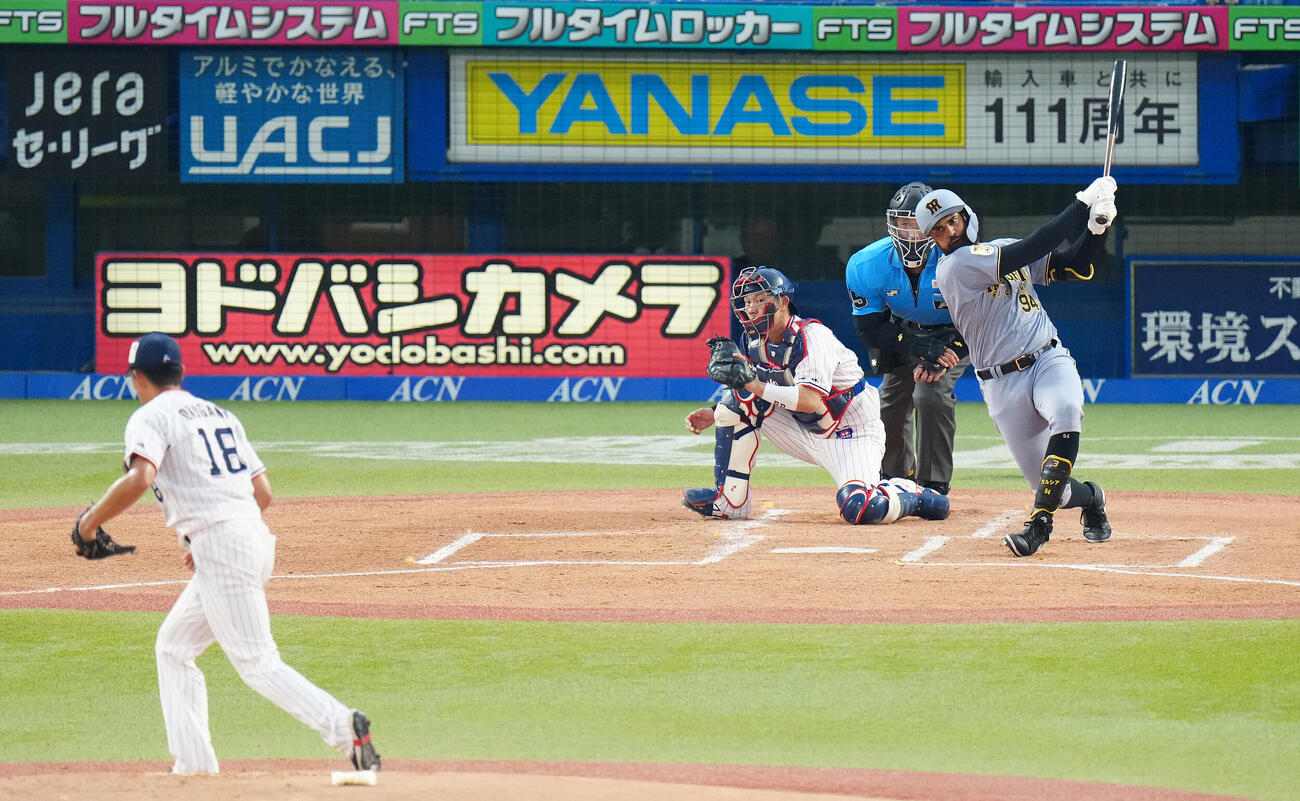 ヤクルト対阪神　1回表阪神2死一、二塁、空振り三振に倒れるデルミス・ガルシア。投手奥川恭伸（撮影・鈴木みどり）