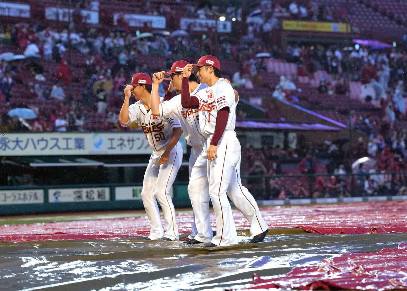 楽天対ソフトバンク　試合中止となり雨中のベースランニングを披露した楽天宗山塁（右端）らはポーズを決める（撮影・足立雅史）