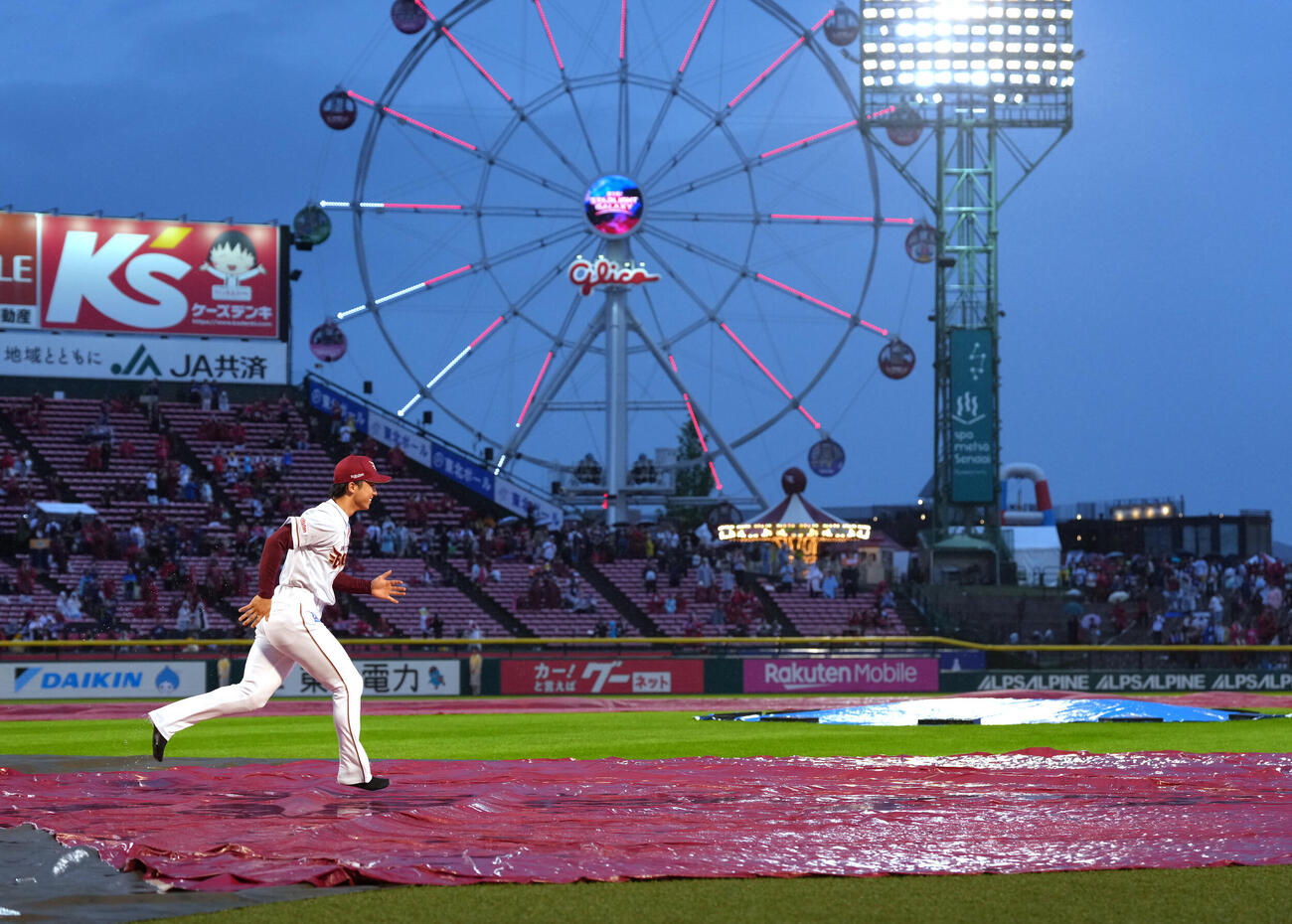 楽天対ソフトバンク　試合中止となり雨中のベースランニングを披露する楽天宗山塁（撮影・足立雅史）