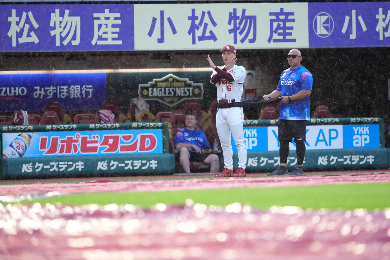 楽天対ソフトバンク　試合開始が遅れソフトバンクベンチに×印のジェスチャーを見せる楽天村林一輝（撮影・足立雅史）