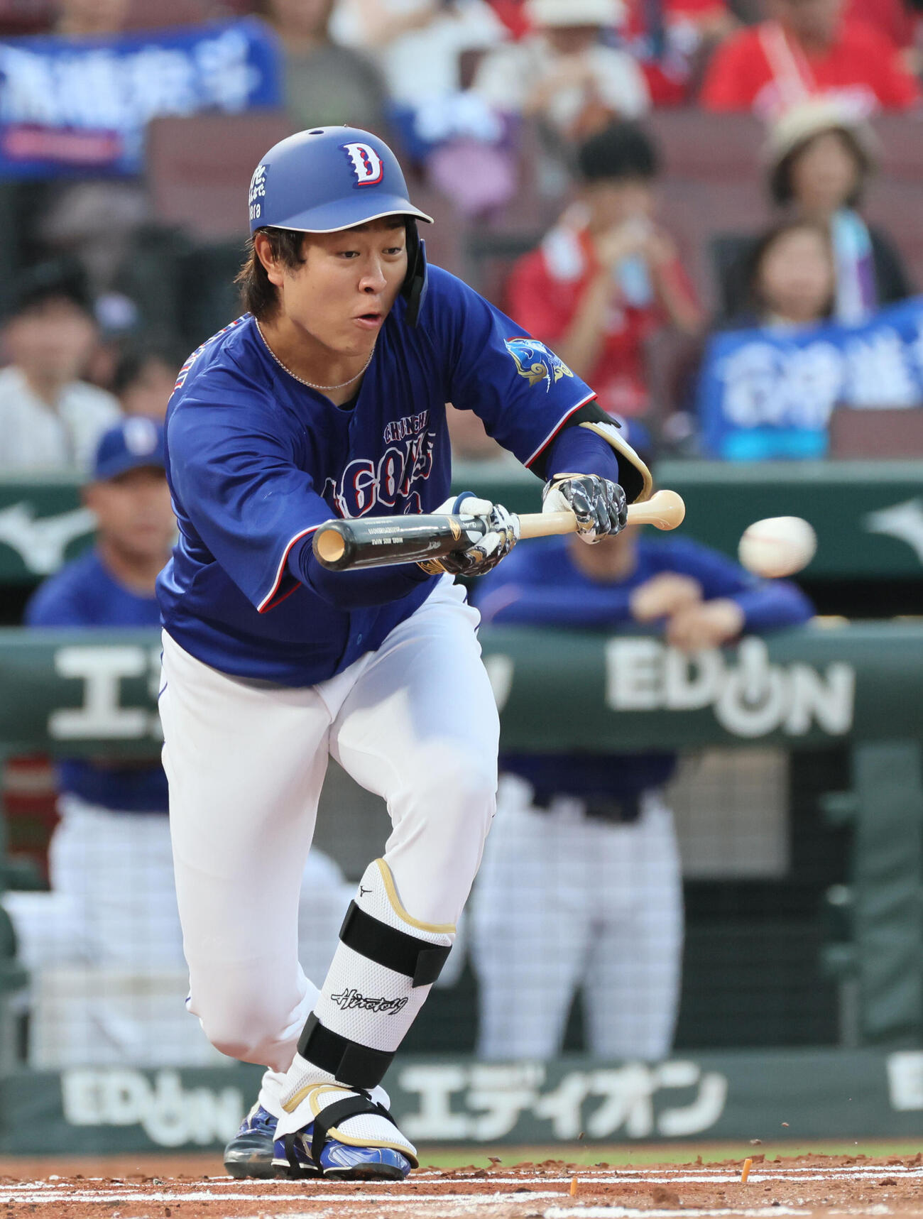 広島対中日　2回表中日1死一、三塁、高橋宏斗は先制のスクイズバントを決める（撮影・加藤孝規）