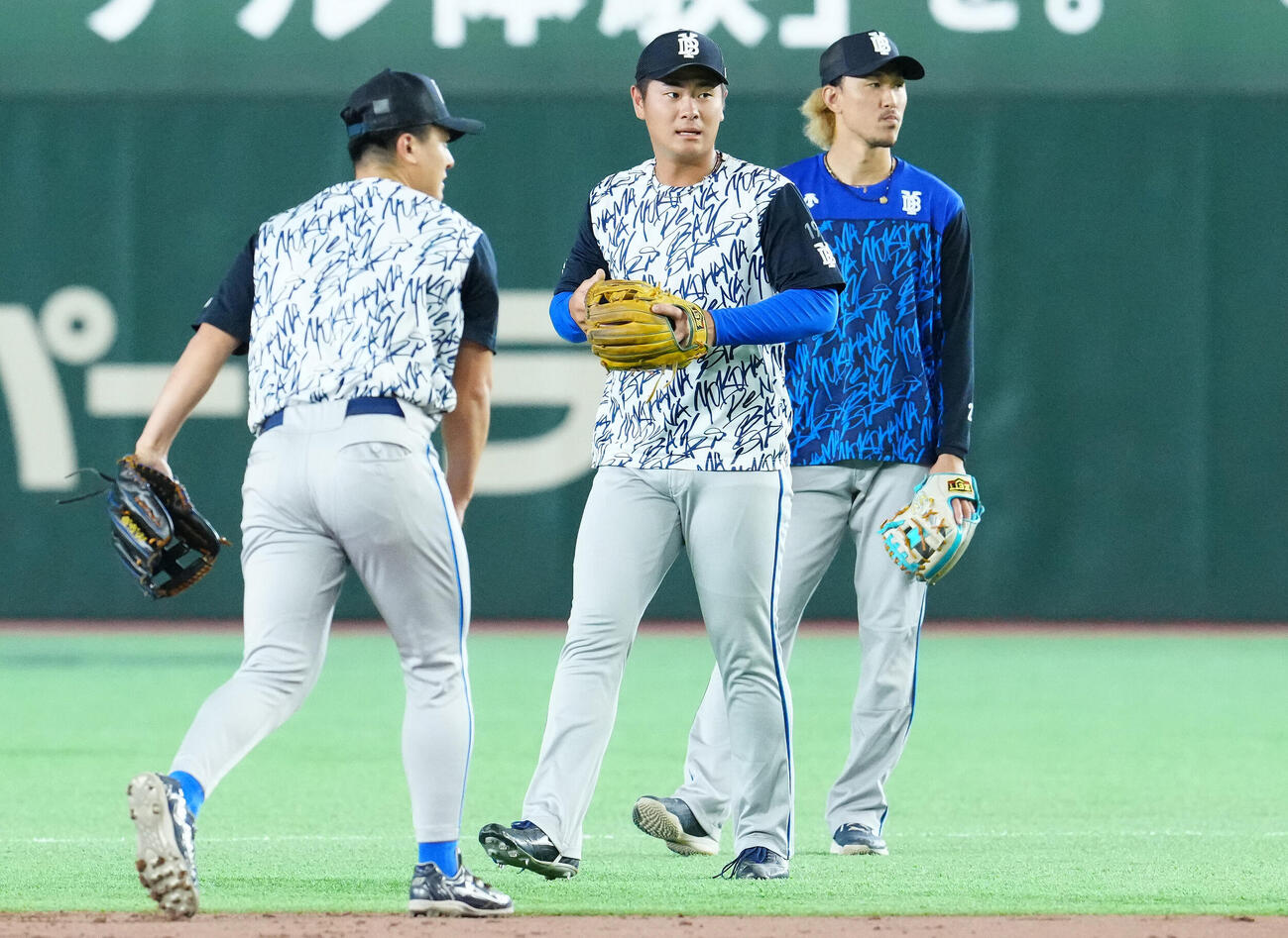 巨人対DeNA　試合前練習を行うDeNA高見沢郁魅（中央）（撮影・江口和貴）