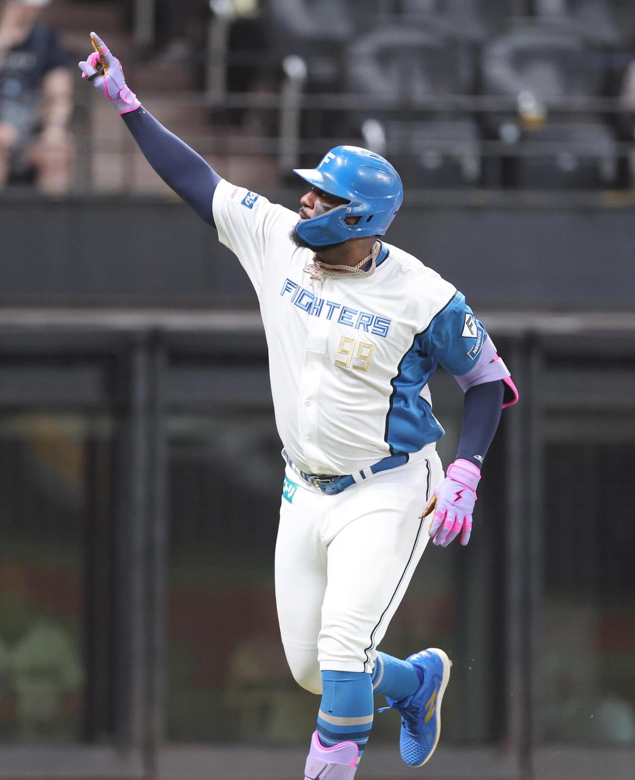 日本ハム対ロッテ　3回裏、本塁打を放ちスタンドを指さすレイエス（撮影・黒川智章）